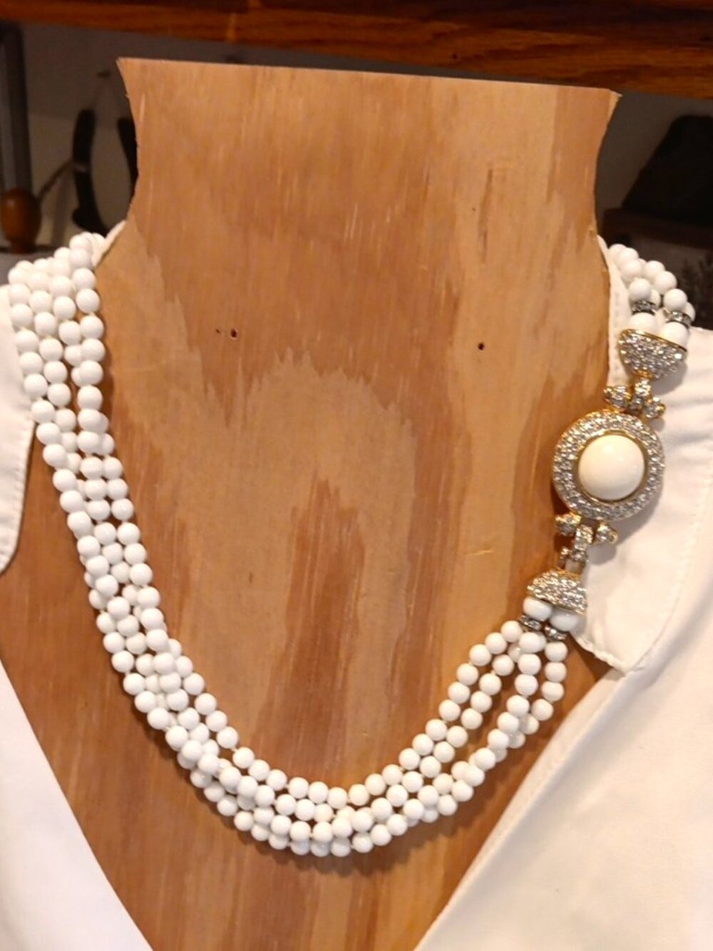 LES BERNARD MINT VERY RARE MILK GLASS CRYSTAL TORSADE HANDKNOTTED NECKLACE